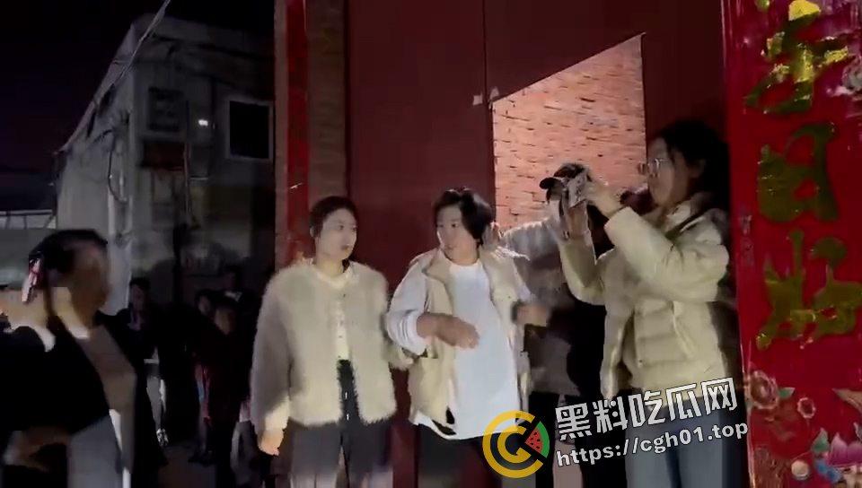 河北定州捉奸大战 被婆婆捉奸车震 带人上门大战 犹如黑帮大战现场 前排吃瓜-9