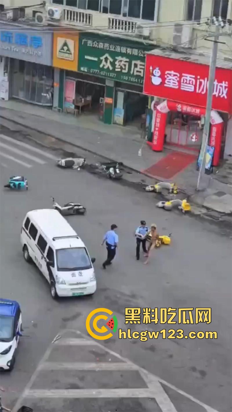 广西柳州惊现裸男,小黄毛疑似吸毒,大热天赤裸全身裸奔,到处砸车打人,被警察当场逮捕!-5
