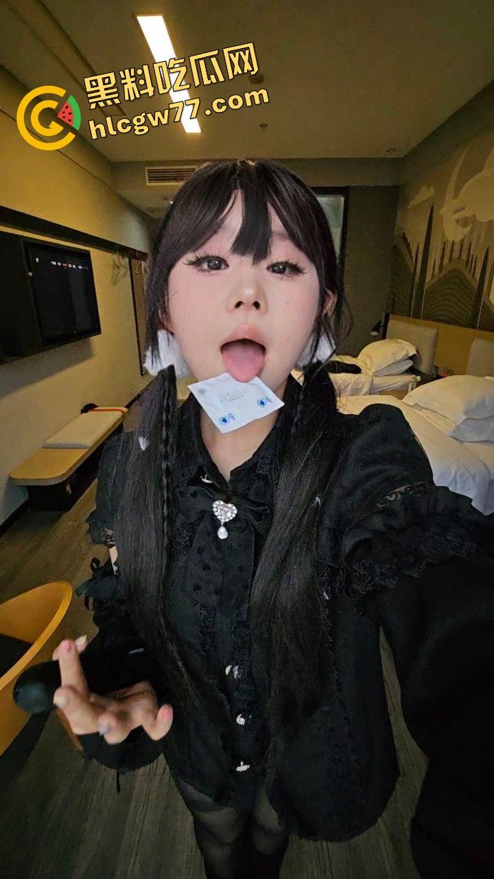 三洞想被塞满，高职圆脸母狗【林洛音】1米5矮子贱种扭成肉灯，在操场爬行，肉屁一扭就是求爆信号！-1