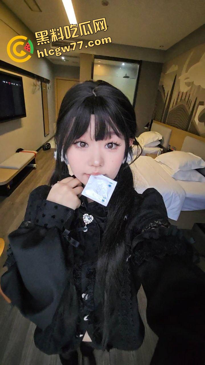 三洞想被塞满，高职圆脸母狗【林洛音】1米5矮子贱种扭成肉灯，在操场爬行，肉屁一扭就是求爆信号！-2