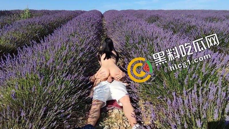 英国留学生肥臀反差女 为追求刺激与大鸡巴洋男友在薰衣草庄园 露出打野战-3