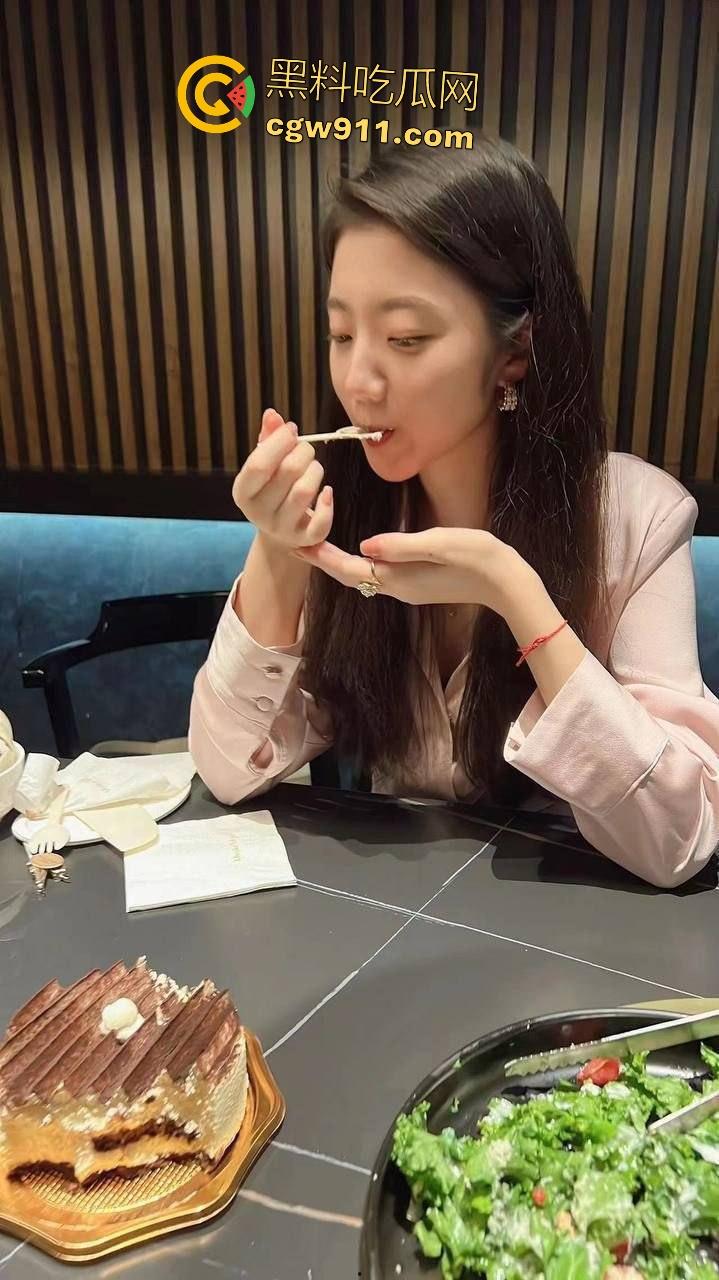 神仙颜值女大学生变骚浪母狗，金主鸡巴爆操，狂野骑乘如烈马，想不到女的骚起来不分学历！-5