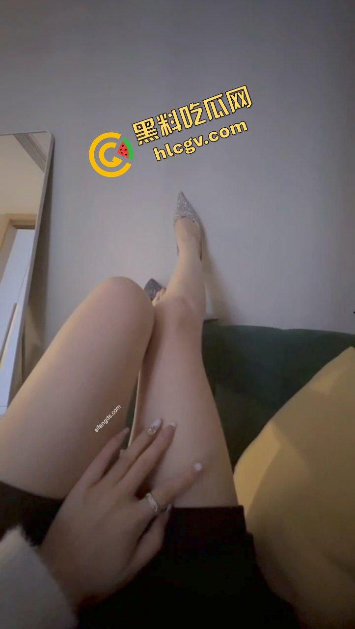 抖音极品女同姐妹网红『饭饭fan』姐妹恋爱 没鸡巴怎么行？与土豪大哥开房双飞 独家曝光！-8