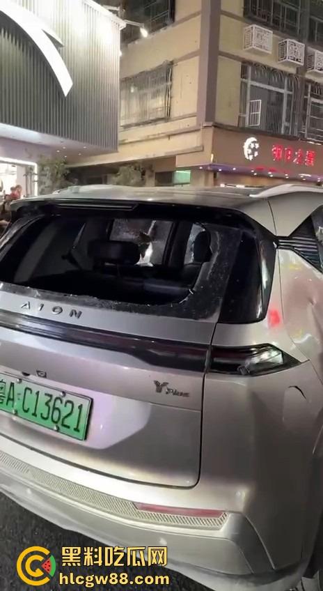 汕头老登骑电动车逆行还理直气壮？不给让行直接上去砸车，爷的社会规则就是这么横！-7