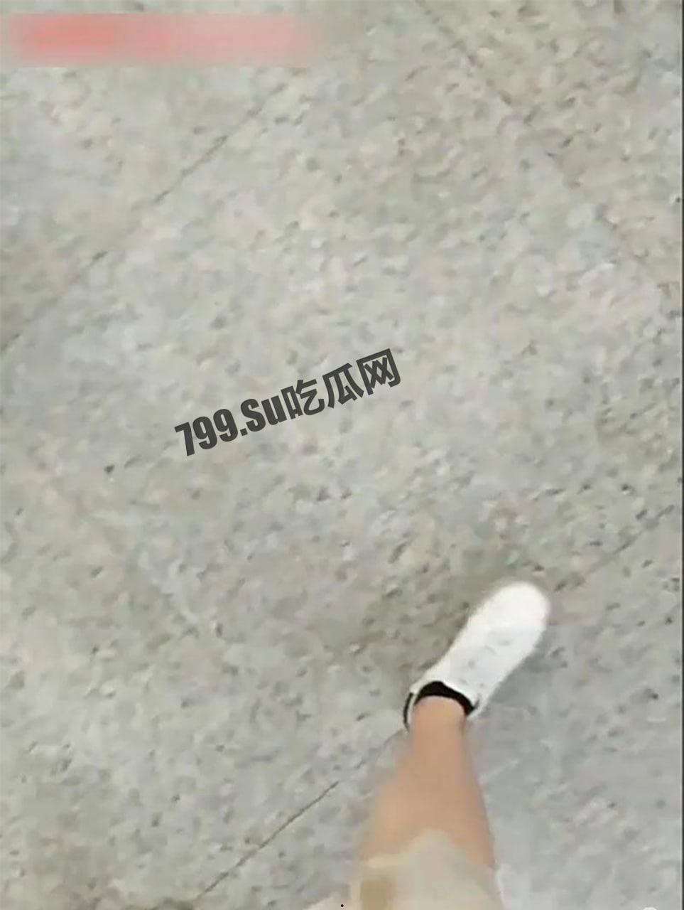 户外顶臀 强制顶射摸臀 当着男友的面 顶射气质美女！-9