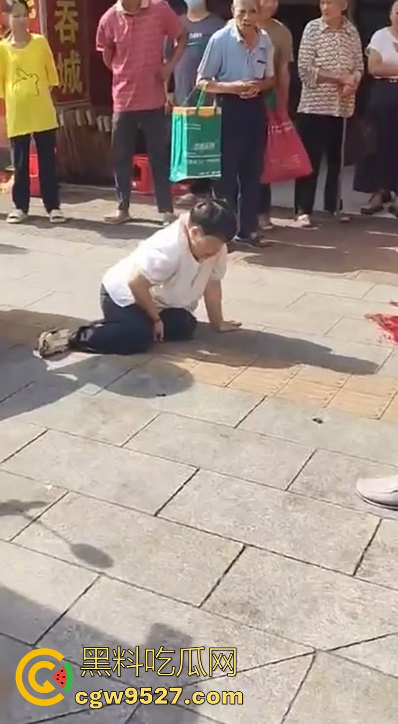 广西容县新北街电信大楼，疑似精神病中年妇女，拿铁锤砸一名小男孩，现场血腥恐怖！-3