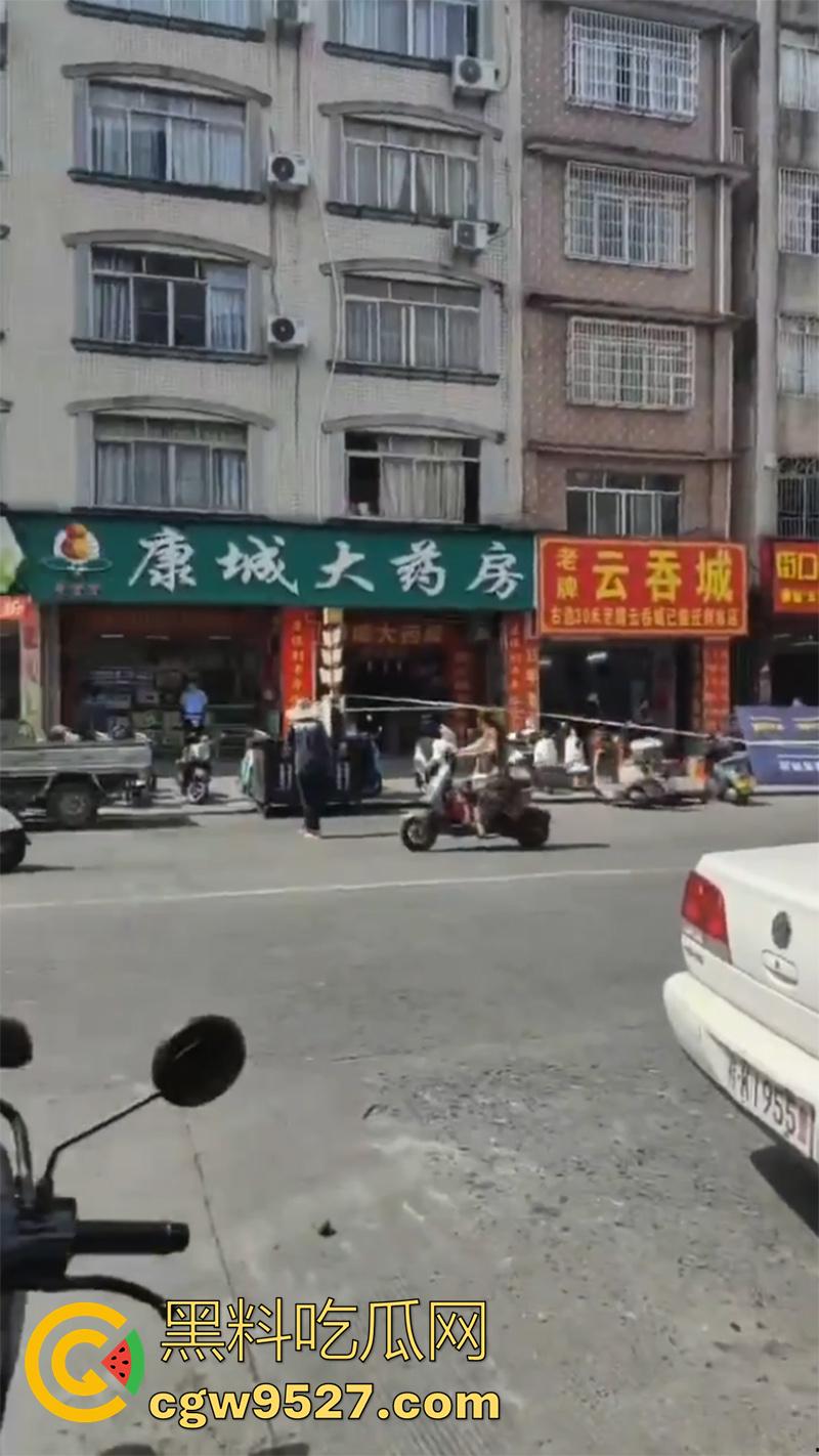 广西容县新北街电信大楼，疑似精神病中年妇女，拿铁锤砸一名小男孩，现场血腥恐怖！-5