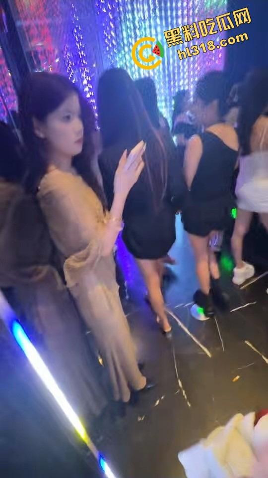 魔都永利party k凌晨免费喝酒，300妹子随便选600块一小时，上海男人的快乐太简单了！-10