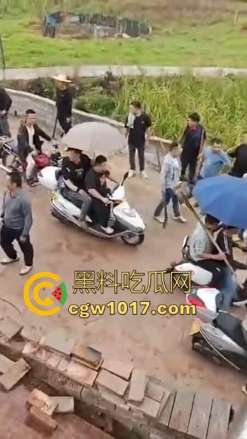 世仇两村大型械斗！仇人见面分外眼红，警察现场拦都拦不开，村民抄起家伙就上，堪比古惑仔砍人！-2