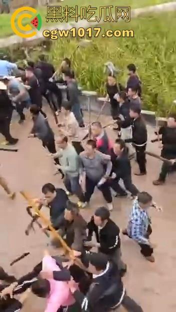 世仇两村大型械斗！仇人见面分外眼红，警察现场拦都拦不开，村民抄起家伙就上，堪比古惑仔砍人！-6