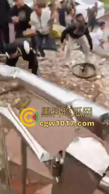 世仇两村大型械斗！仇人见面分外眼红，警察现场拦都拦不开，村民抄起家伙就上，堪比古惑仔砍人！-9