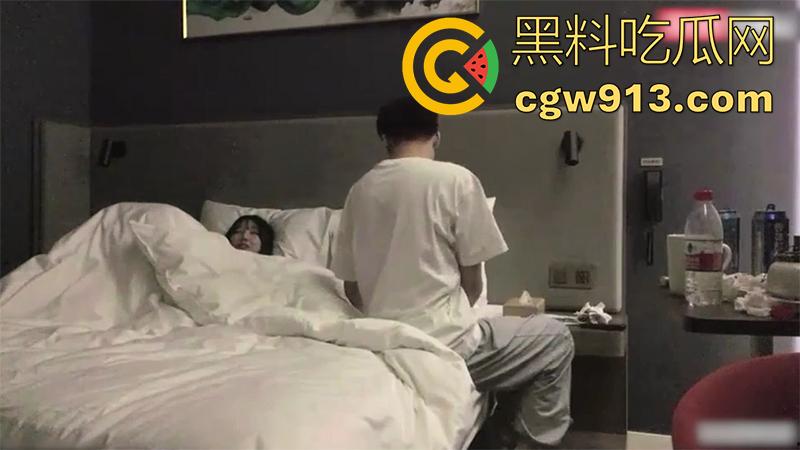 00后美腿翘臀舞蹈生，勾引体育生学长，身材火辣黑丝诱人，各种勾引被小伙硬上爆操，扯烂黑丝不脱内裤直接操！-4