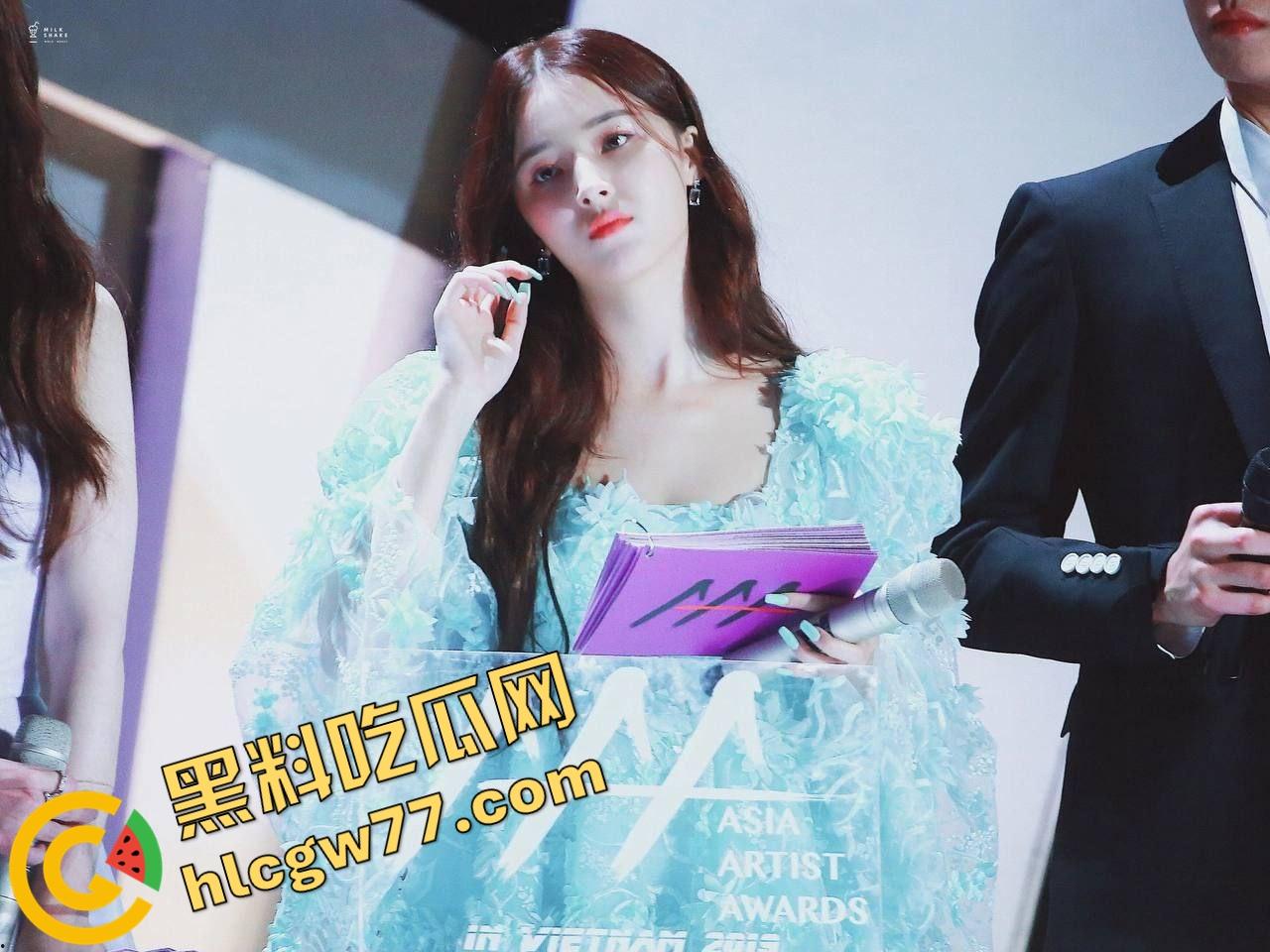 韩国女团MOMOLAND李承利后台换衣被偷拍！白奶粉腿全曝光，隐私泄得比舞台还骚！-1