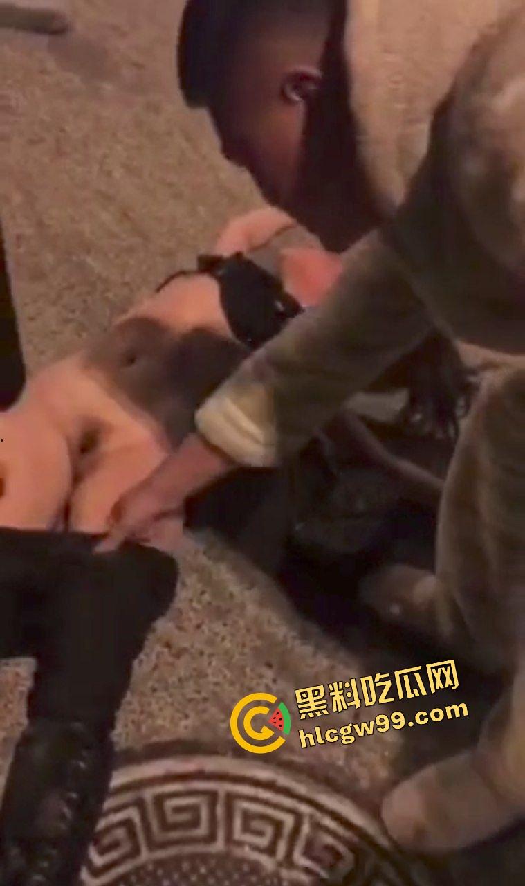 广东佛山反差人妻小少妇【张霞】当小三偷情被活捉，街头扒光衣物露奶露逼殴打谩骂！独家曝光流出！-6