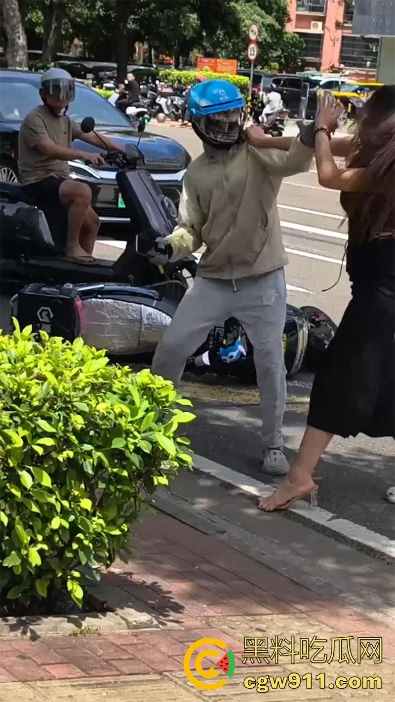 海口小仙女司机，和外卖小哥打架，当场撒泼别车后，还先动手打人，后面还摇人了，女司机最后被警察拷走。-4