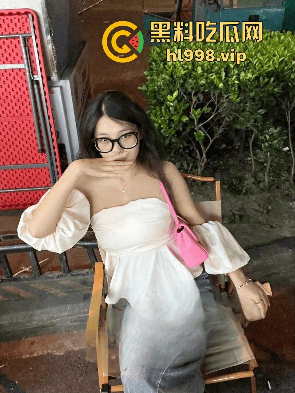 重庆邮电大学大二嫩妹【何馨玥】背着男友裸聊约炮！厕所马桶上玩假鸡巴玩得嗨到飞起！-2