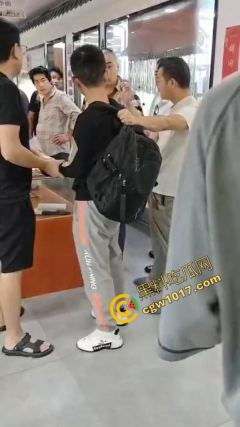 苏州古玩市场无影手被逮：小偷偷币被抓现行，热闹会场瞬间戾气四溢-5