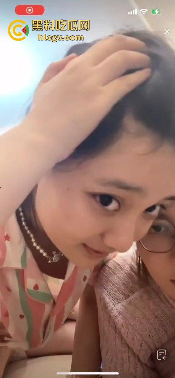 抖音快手走光合集,为流量真空直播成标配?学生妹刚成年就漏奶求粉,社会风气真是越来越离谱!-4