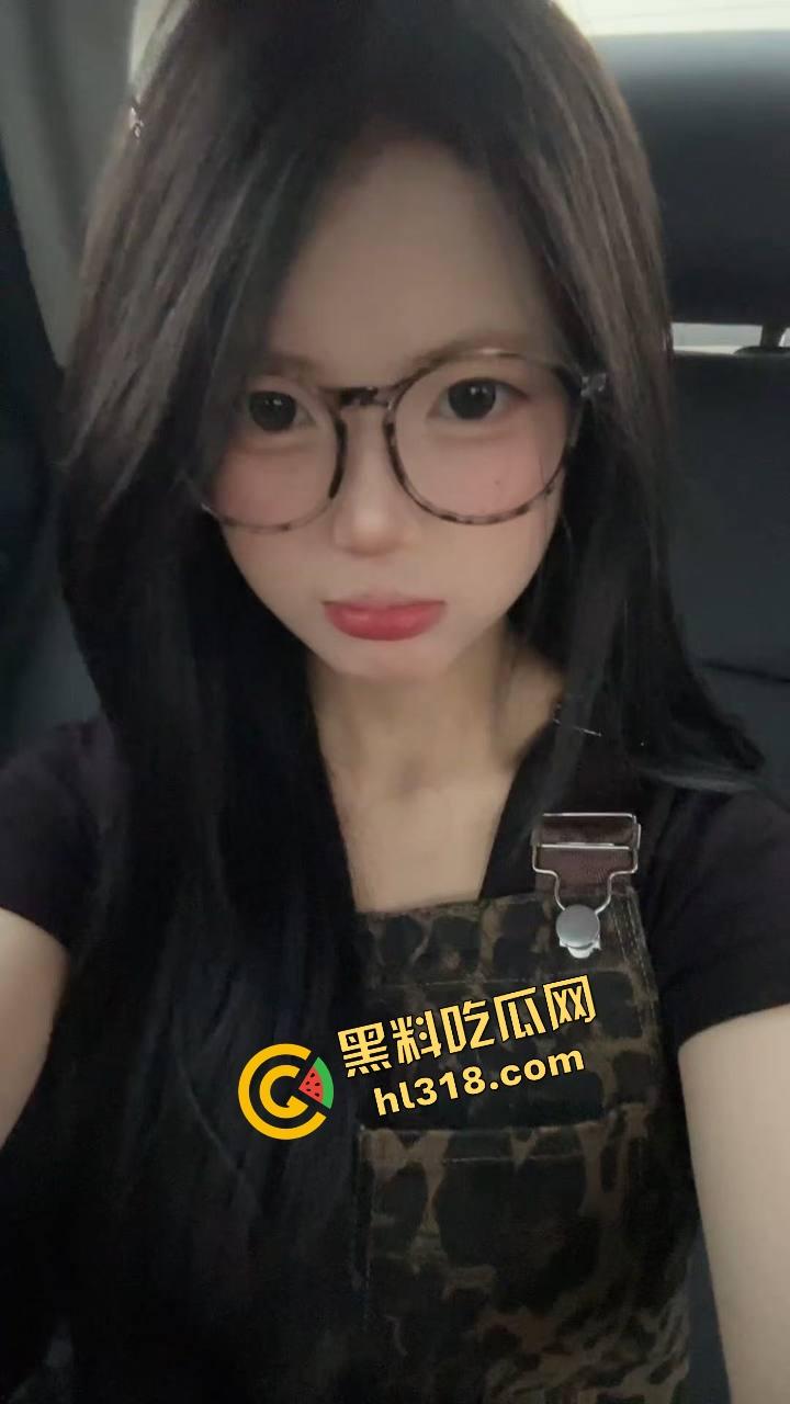 连云港河边裸泳妹子现身，天气一热直接全裸脱下水放飞自我，亲密接触大自然，真就不怕被人看！-3