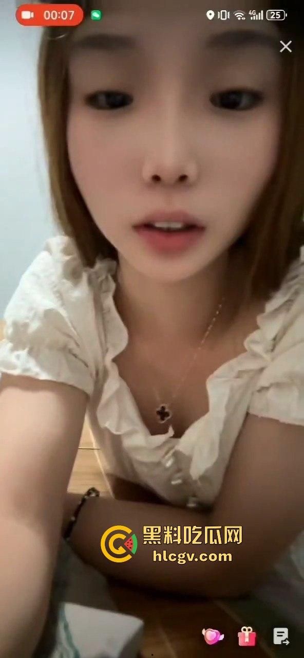 抖音快手走光合集,为流量真空直播成标配?学生妹刚成年就漏奶求粉,社会风气真是越来越离谱!-6