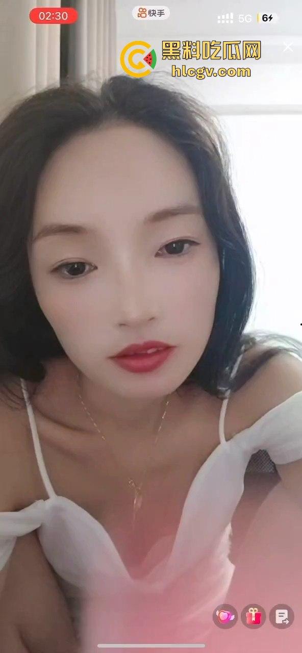 抖音快手走光合集,为流量真空直播成标配?学生妹刚成年就漏奶求粉,社会风气真是越来越离谱!-8