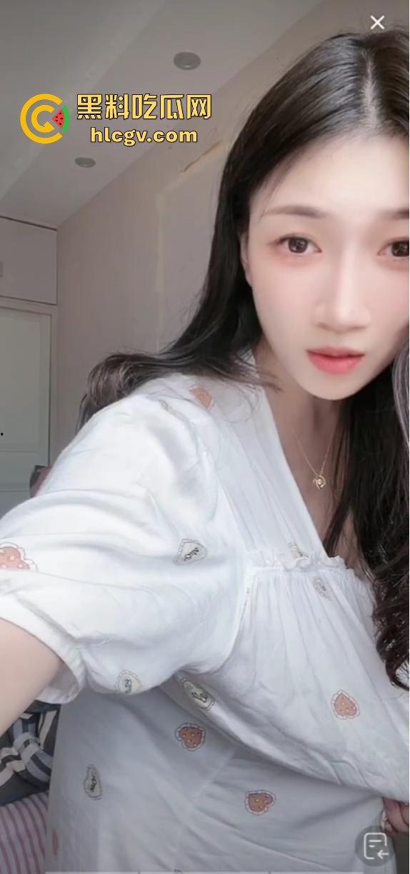 抖音快手走光合集,为流量真空直播成标配?学生妹刚成年就漏奶求粉,社会风气真是越来越离谱!-9