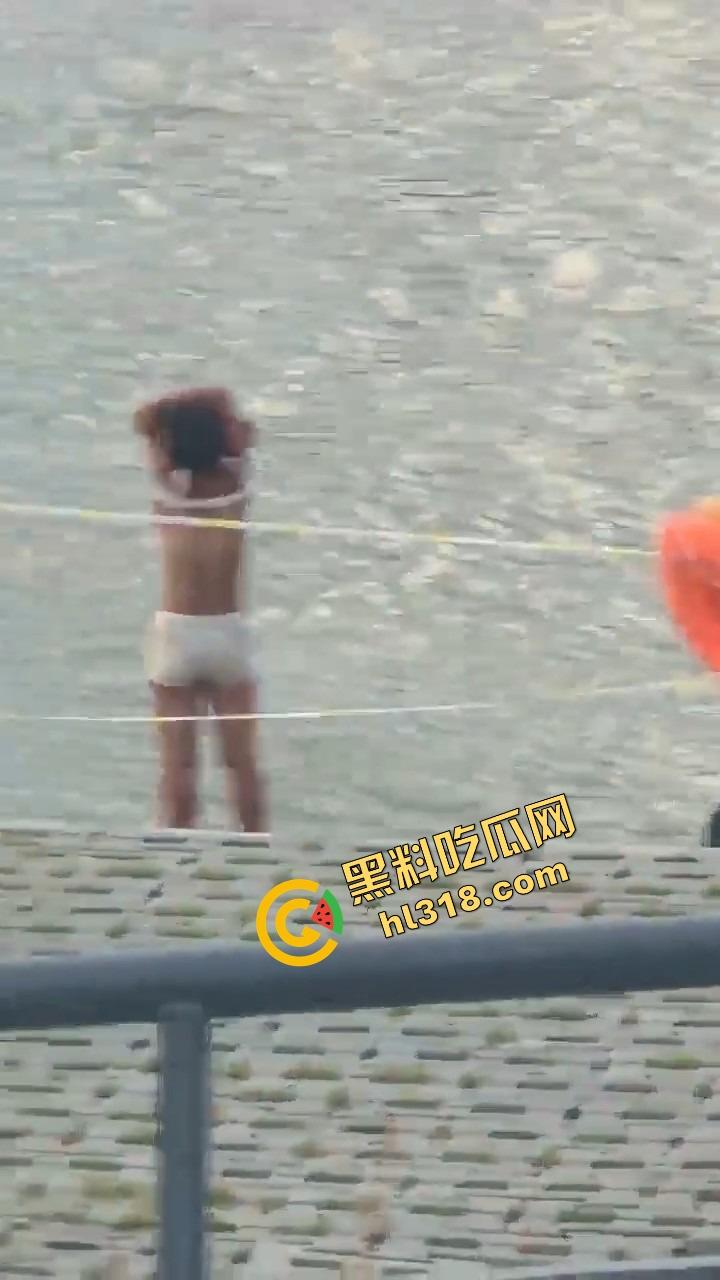 连云港河边裸泳妹子现身，天气一热直接全裸脱下水放飞自我，亲密接触大自然，真就不怕被人看！-10