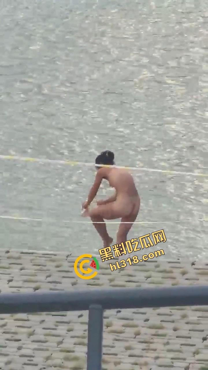 连云港河边裸泳妹子现身，天气一热直接全裸脱下水放飞自我，亲密接触大自然，真就不怕被人看！-11