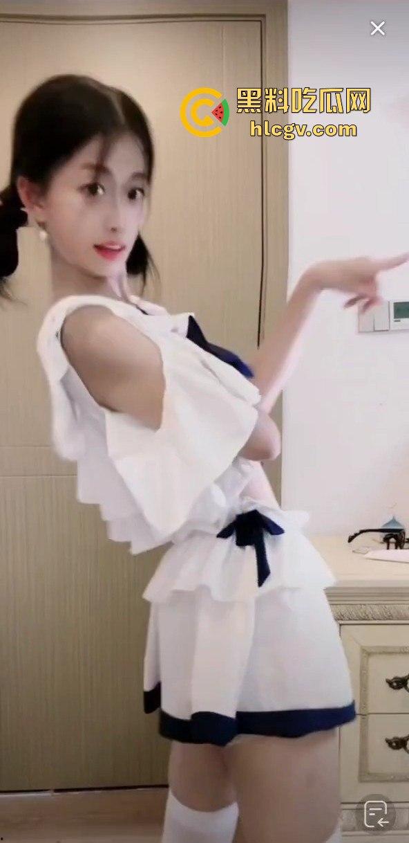 抖音快手走光合集,为流量真空直播成标配?学生妹刚成年就漏奶求粉,社会风气真是越来越离谱!-11