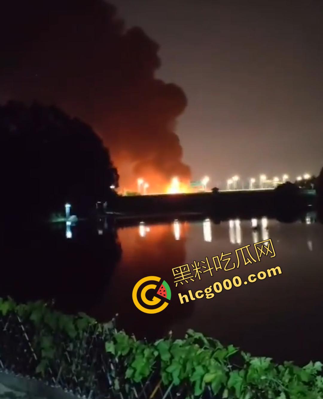 厦门海沧区发生重大火灾!从白天烧到晚上,画面震憾堪比导弹爆炸,蘑菇云不断冒出,惹得人心惶惶-7