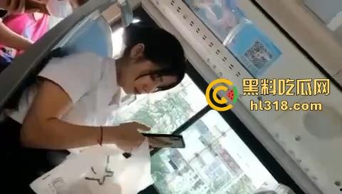 岛国电车系列？短裙职业OL公交车抠淫穴被偷拍，想加好友跟其约炮，不料成反面教材，白白浪费了好的机会！-10