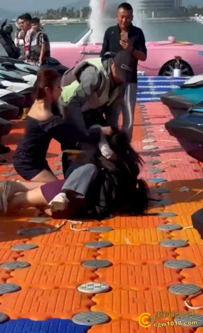 海南三亚钟情会所海边 ，黑衣女子当庭挑衅三女爆发冲突，头发一拽倒地就干，飞扑薅头堪比职业选手！-1