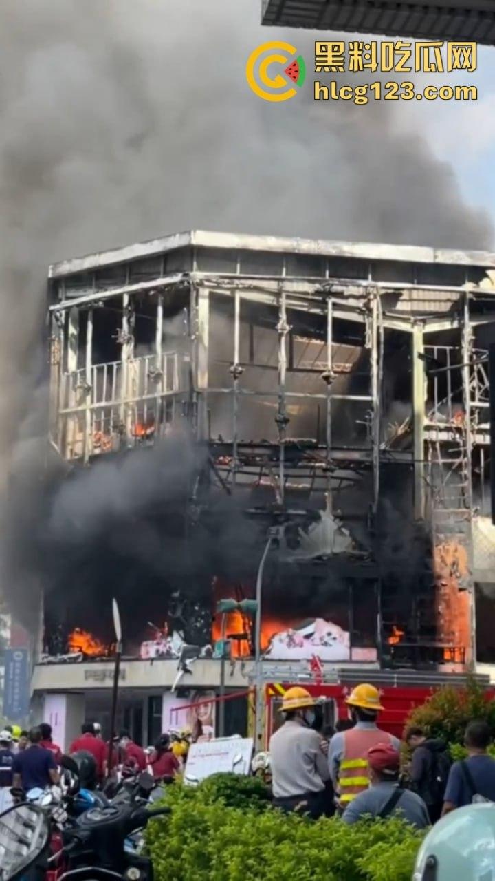 昨日突发！【台湾高雄市】林森路一婚纱店发生重大火情 主楼直接烧得只剩框架损失惨重-8