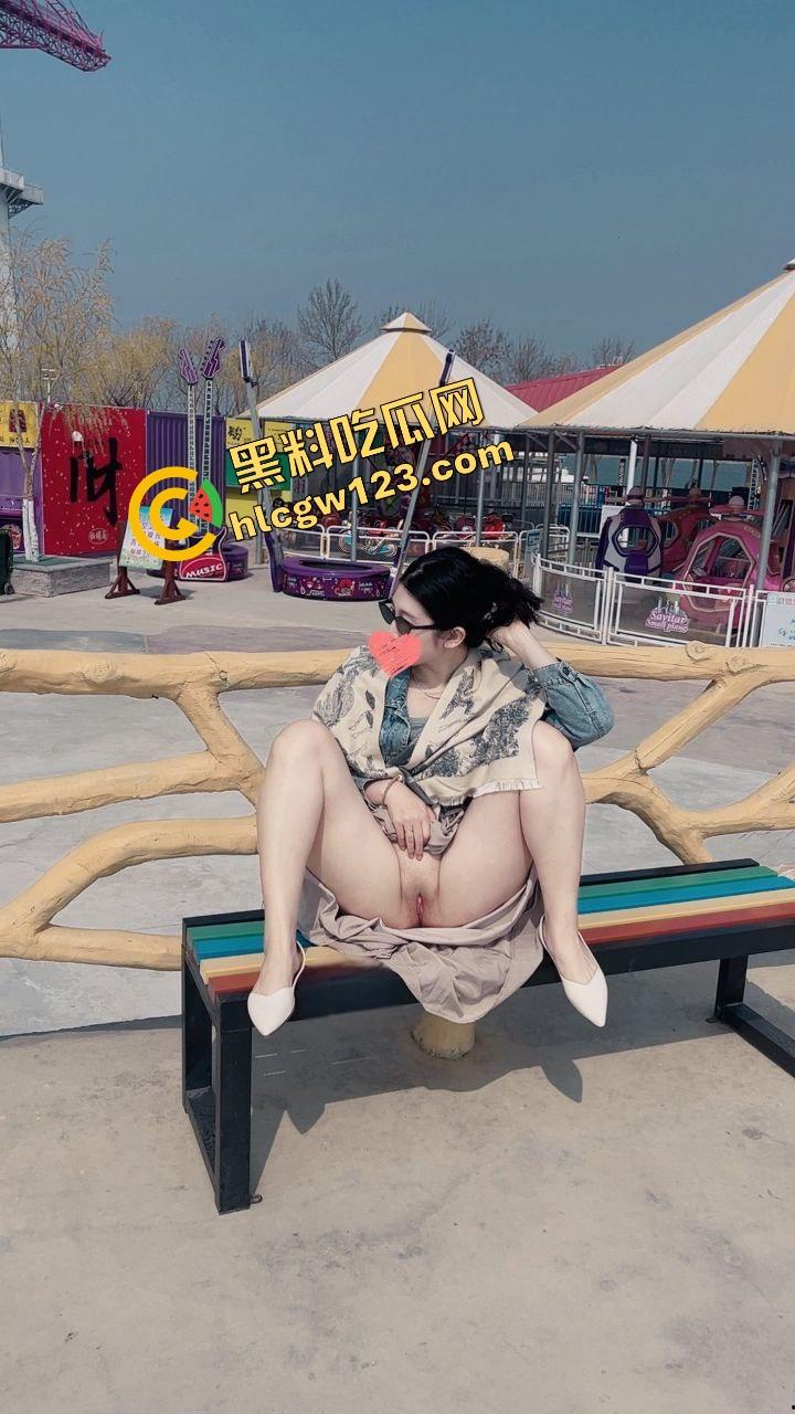 极品人妻被金主包养拍不雅露出片，公园掰穴超市自慰厕所舔脚，潮喷暴操这下老公还能装看不见？-5