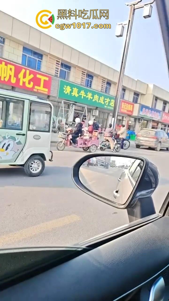 聊城高唐固河段发生重大车祸，大卡车拉钢管，一个急刹驾驶室都没了，好恐怖啊，不知道人有事没！-7