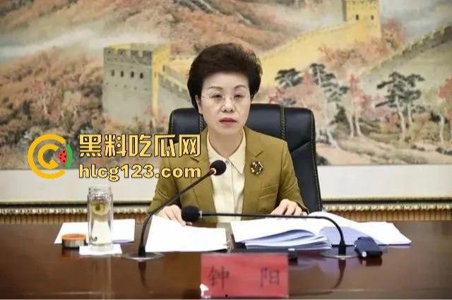 贪财贪色的贵州女州长落马！包养58名猛男，随身携带避孕套，简直是现代版武则天！-4