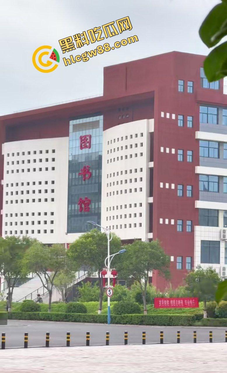 焦作工贸职业学院饥渴小情侣，在图书馆发情发骚，坐椅子女上位骑乘惨遭偷拍挂在墙上曝光！-1