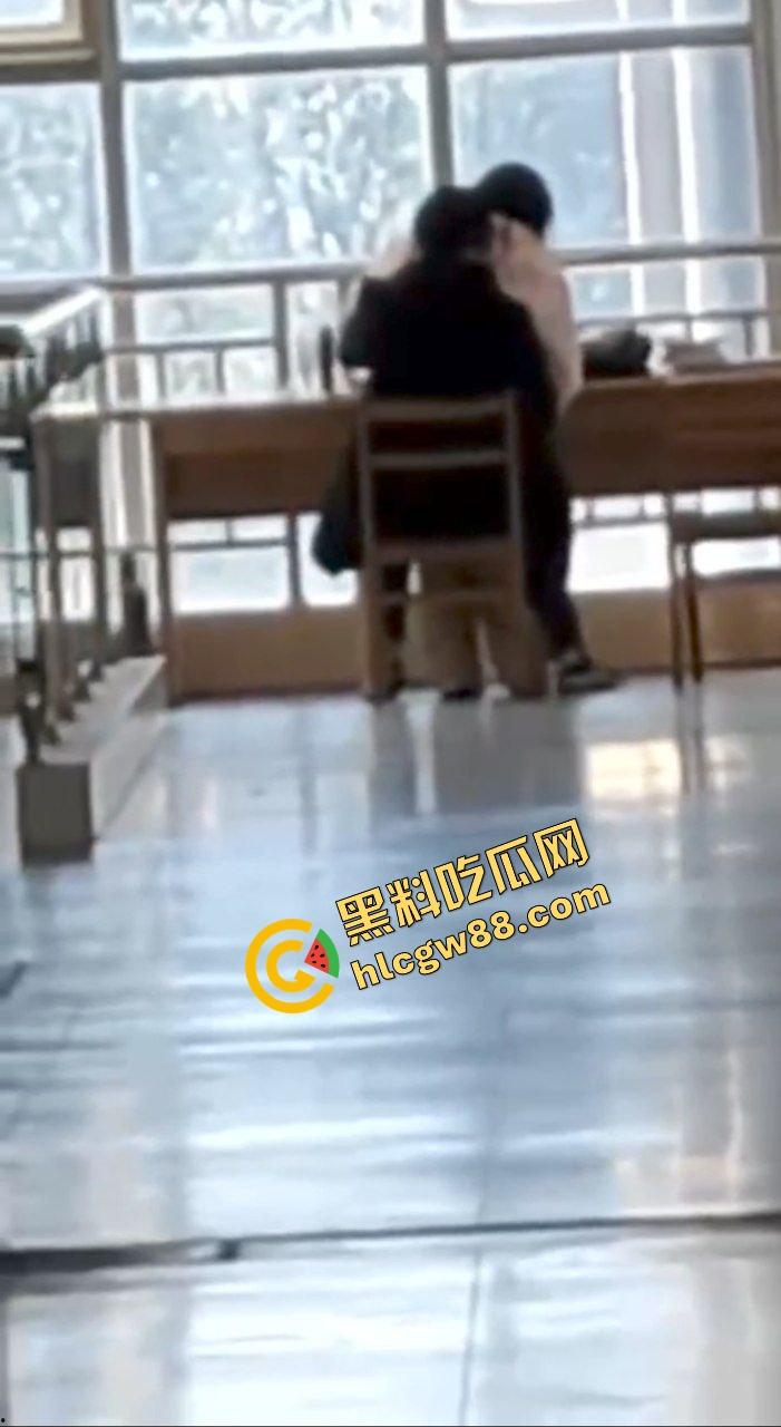 焦作工贸职业学院饥渴小情侣，在图书馆发情发骚，坐椅子女上位骑乘惨遭偷拍挂在墙上曝光！-4