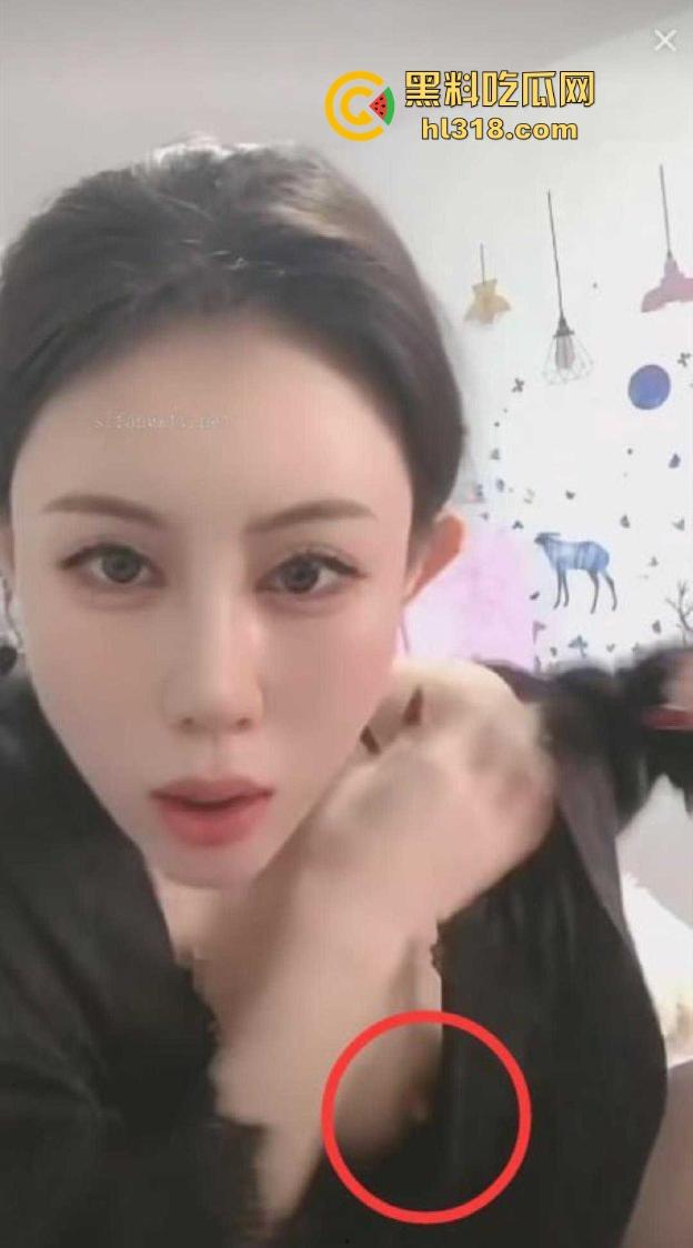 抖音极品网红擦边擦出新高度，真空睡衣直播，为了流量多次露奶子，奶头清晰可见！-4