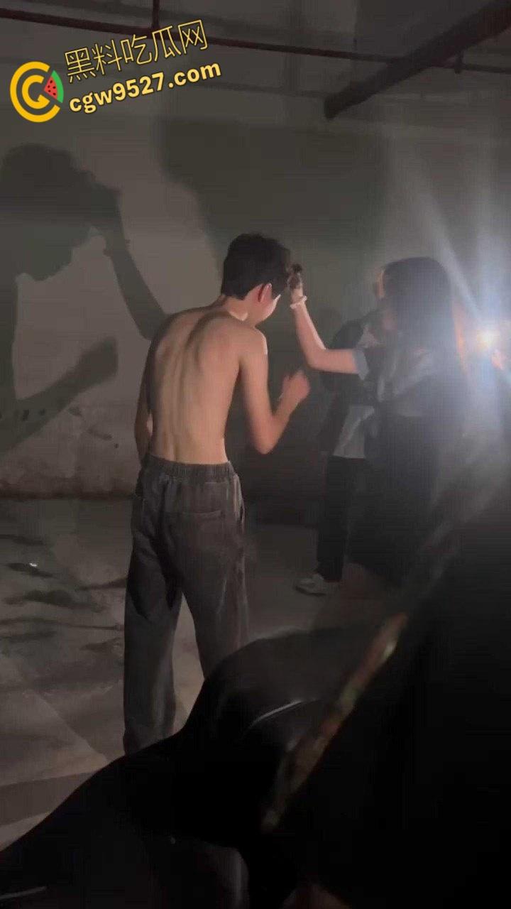 浙江台州椒江渣男【任家轩】，骗财骗色出轨，这女友也是娇小诱人，这不好好珍惜，还暴打女友！-4