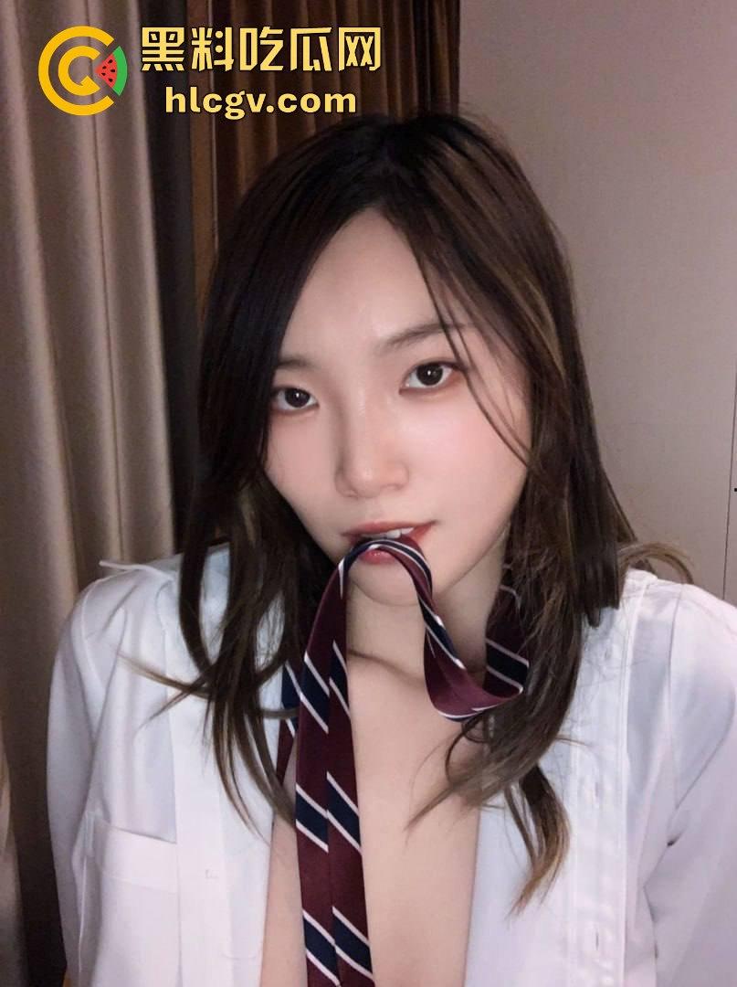 重庆信息科技大学【林薇】网传清纯女神化身外围小母狗？白丝足交、后入打桩，完全颠覆校园形象！-3