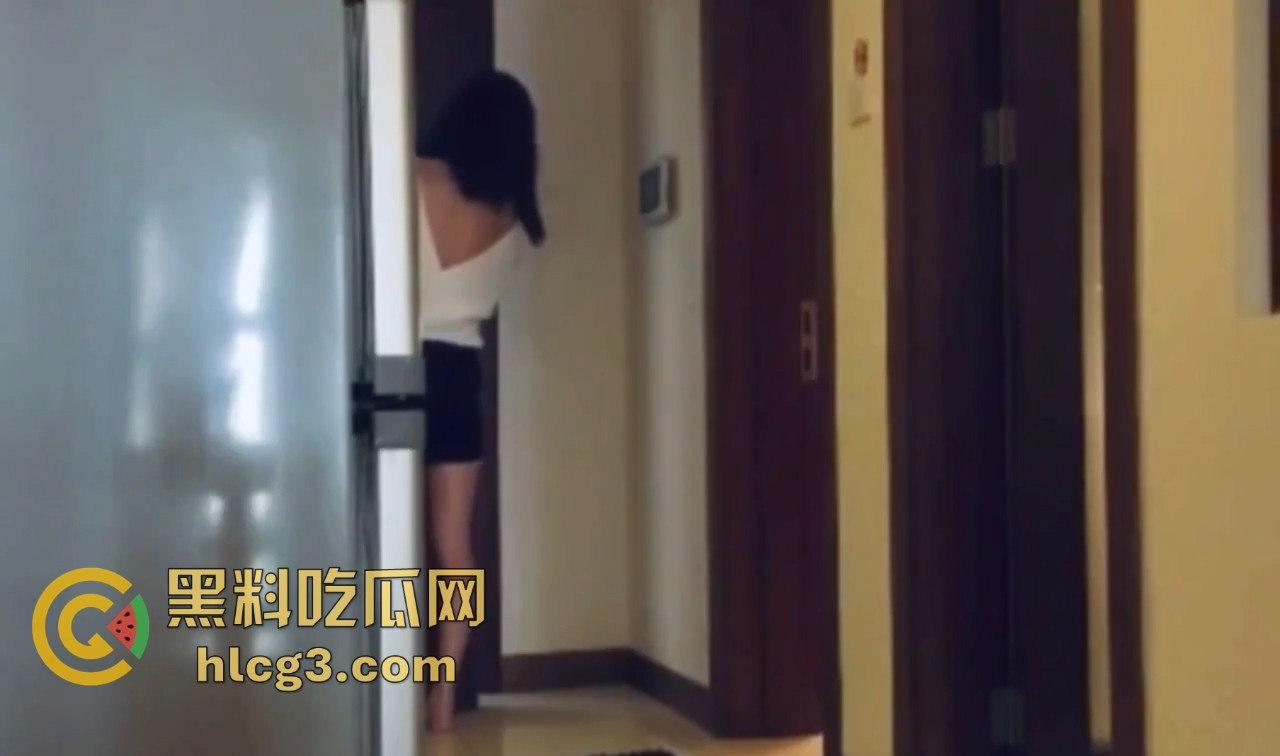 外卖小哥送餐被吃鸡！发情母狗强行诱惑，脱裤瞬间问‘有没有人’险酿仙人跳！-9