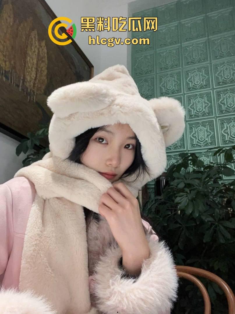 重庆信息科技大学【林薇】网传清纯女神化身外围小母狗？白丝足交、后入打桩，完全颠覆校园形象！-6