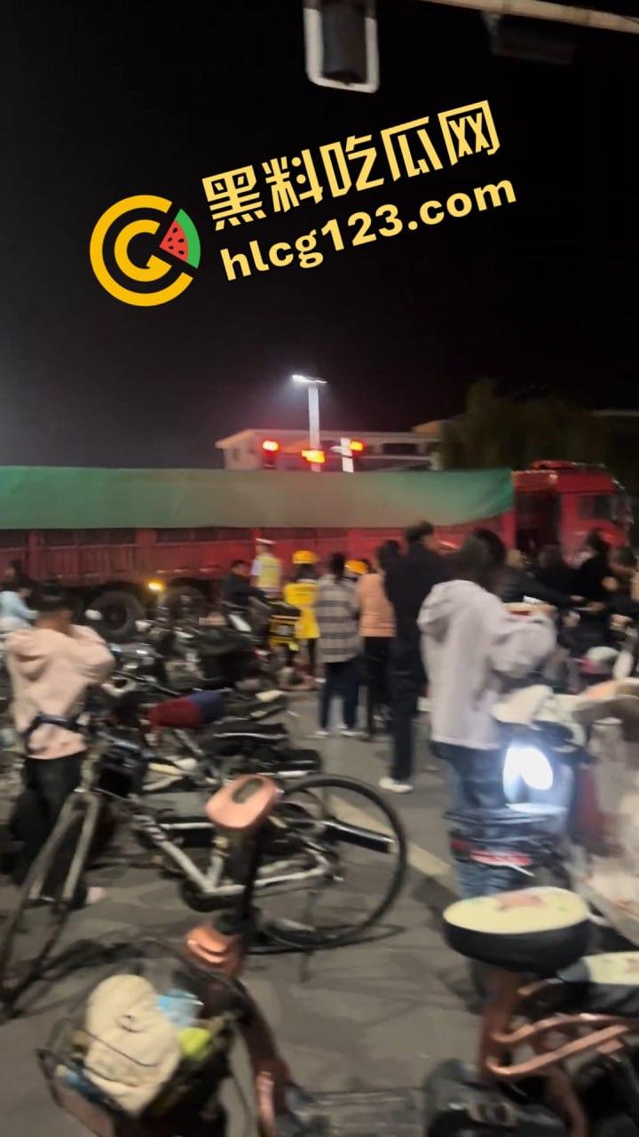 邯郸魏县北环大堵车，疑似挂车司机为伸冤硬堵路，现场一片混乱！-2