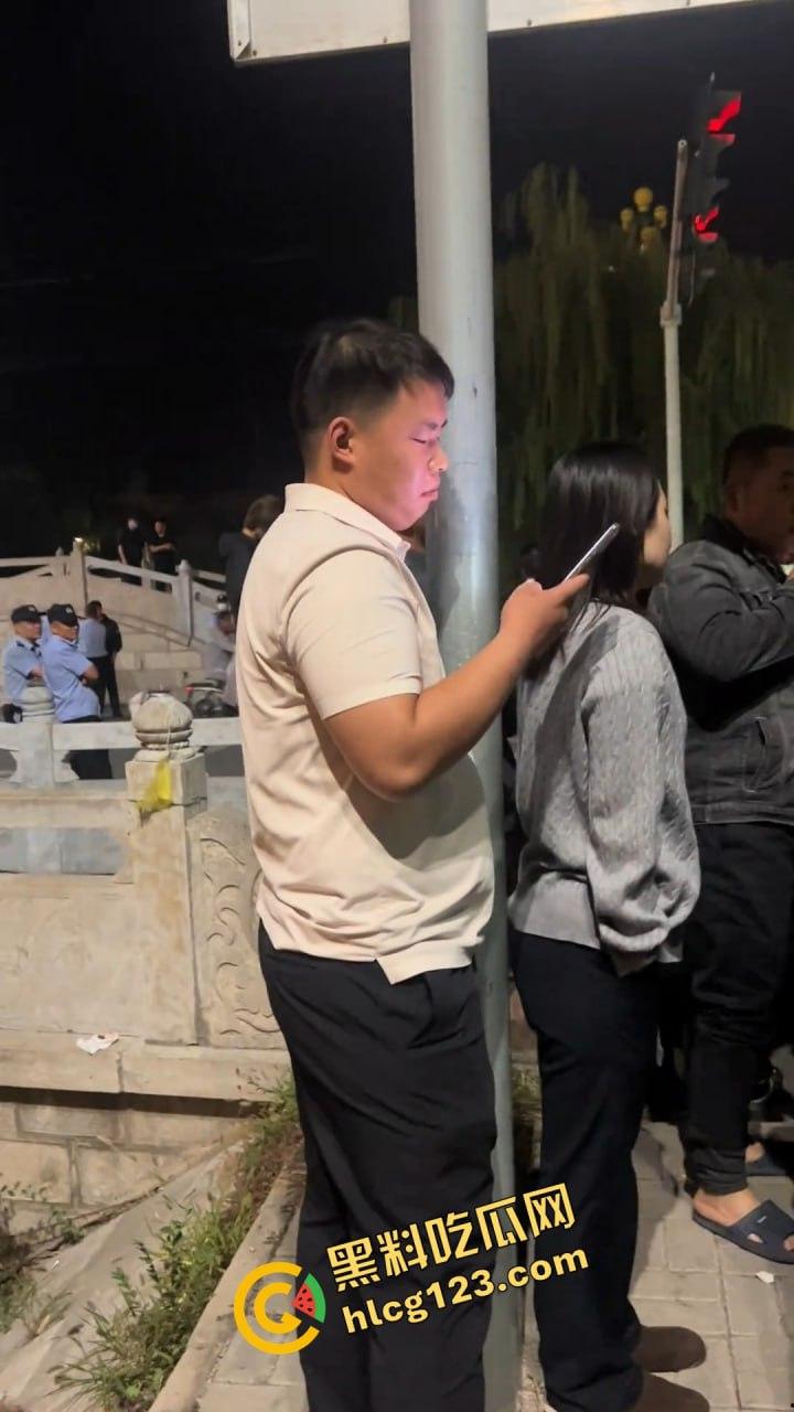 邯郸魏县北环大堵车，疑似挂车司机为伸冤硬堵路，现场一片混乱！-4