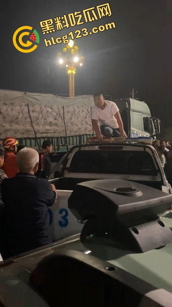 邯郸魏县北环大堵车，疑似挂车司机为伸冤硬堵路，现场一片混乱！-5