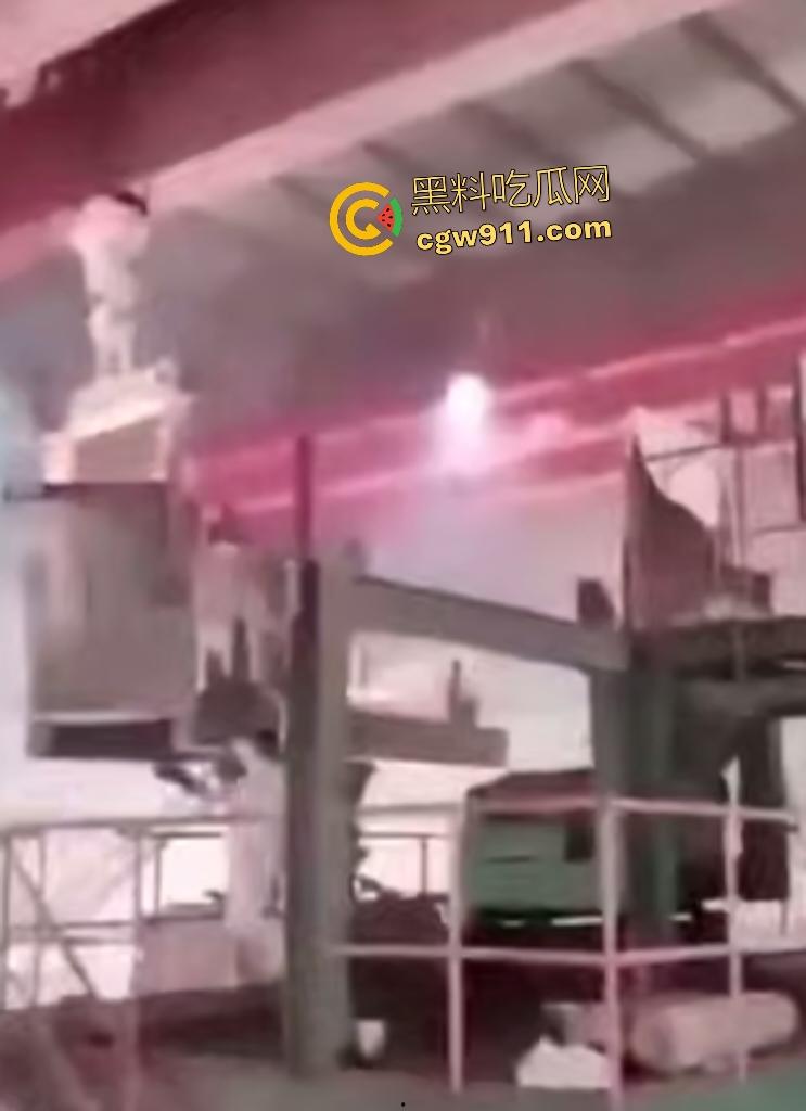 印尼钢厂几千度铁水不慎倾倒!二楼操作失误,数千度熔岩直接烫死工人,还能活下来就是祖坟积德!-1