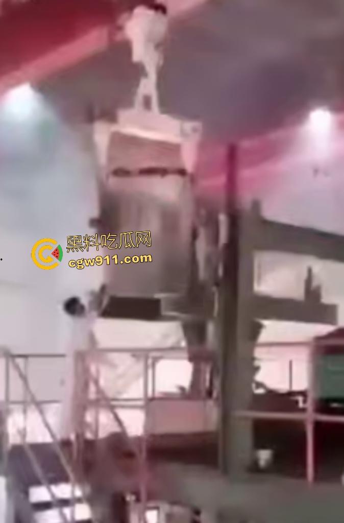 印尼钢厂几千度铁水不慎倾倒!二楼操作失误,数千度熔岩直接烫死工人,还能活下来就是祖坟积德!-3