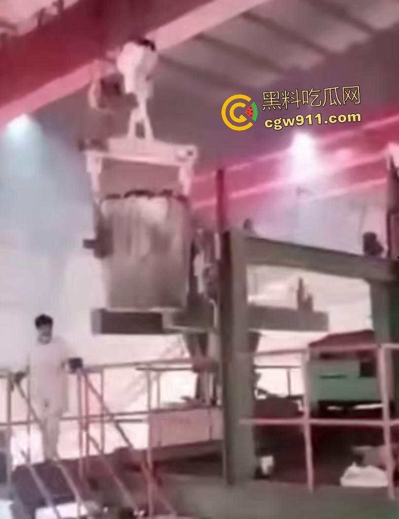印尼钢厂几千度铁水不慎倾倒!二楼操作失误,数千度熔岩直接烫死工人,还能活下来就是祖坟积德!-5