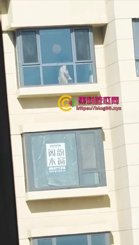 河北老铁偷拍邻居巨乳少妇全裸拖地，奶子甩得跟钟摆似的骚得邪乎，这贱货啥怪癖非要光腚擦地板？-6